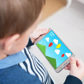 La Policía recomienda pactar un 'contrato' entre padres e hijos al regalar un móvil. /ATLAS