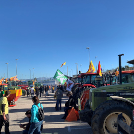 Concentració convocada per Unió de Pagesos davant la presó de Puig de les Basses (Alt Empordà). Públic