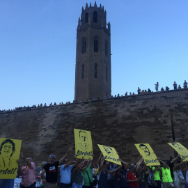 Cadena humana a Lleida, aquest dilluns, per reivindicar la llibertat dels presos independentistes. / Mònica Mombiela.