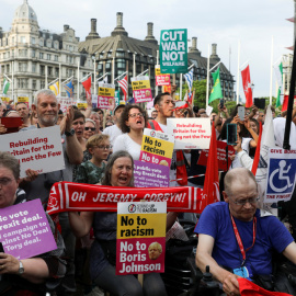 Manifestantes en la marcha convocada por el Partido Laborista el pasado julio para reclamar un adelanto de las elecciones. REUTERS/Simon Dawson
