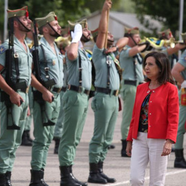 La ministra de Defensa, Margarita Robles, pasa revista a las tropas durante su visita a las unidades de la Legión del Acuartelamiento de Montejaque en Ronda (Málaga). - EFE