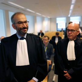 Los abogados del juez Llarena en la sala del Tribunal de Bruselas. (EFE)