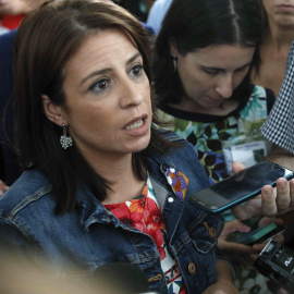 La portavoz del PSOE Adriana Lastra, en los pasillos del Congreso, tras la reunión de la Junta de Portavoces . EFE/Fernando Alvarado