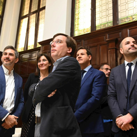 21/12/2019.- El alcalde de Madrid, José Luis Martínez-Almeida, tras la firma de tres protocolos con la alcaldesa de Pozuelo, Susana Pérez Quislant, y los alcaldes de Las Rozas y Majadahonda, José de la Uz (2d) y José Luis Álvarez Ustarroz (d). / EFE