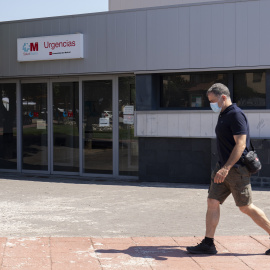 Un hombre pasea frente a la entrada de urgencias del ambulatorio de Moralzarzal.