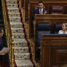 28/04/2022.- El ministro de la Presidencia, Relaciones con las Cortes y Memoria Democrática, Félix Bolaños (i), es ovacionados por sus compañeros de partido tras su intervención en el pleno celebrado este jueves en el Congreso. EFE/Juan Carlos Hidalg