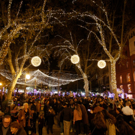 28/11/2019 - Una multitud de personas pasea por Palma de Mallorca tras el encendido oficial de las luces de Navidad. / EUROPA PRESS
