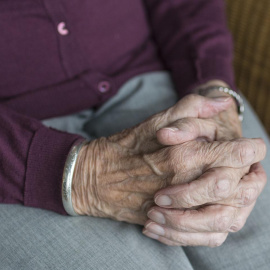 Imagen de recurso de las manos de un anciano.