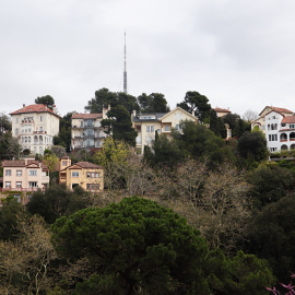 Vista de algunas de las casas de Vallvidrera, que se encaraman a la sierra de Collserola, por encima de la ciudad.