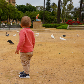 Un niño juega en un parque de Sevilla.