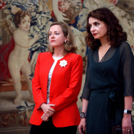 Las ministra de Economía, Nadia Calviño, y la de Hacienda, María Jesús Montero, durante el acto de toma de posesión del nuevo gobernador del Banco de España. EFE/Chema Moya
