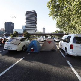 Las protestas de los taxistas españoles contra la proliferación de licencias VTC (vehículos de alquiler con conductor), como Uber o Cabify, mantienen bloqueado el Paseo de la Castellana, una de las principales vías de Madrid. EFE/Kiko Huesca