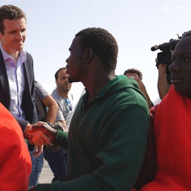 El presidente del PP, Pablo Casado, saluda a migrantes llegados al puerto de Algeciras en la pasada madrugada. E.P./PP