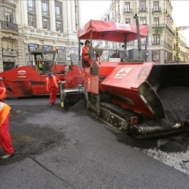 Imagen de archivo del asfaltado de una de las calles del centro de Madrid. EFE