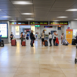 02/07/2021-Pasajeros hacen cola en la terminal T1 del Aeropuerto Adolfo Suárez Madrid-Barajas, el primer día de la primera 'Operación Salida' del verano pasado, a 2 de julio de 2021, en Madrid