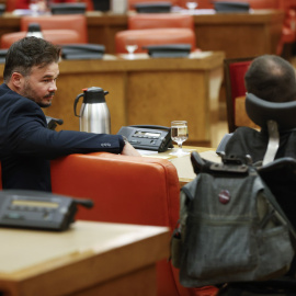 03/05/2022.- El portavoz de ERC, Gabriel Rufián (i), habla con el de Unidas Podemos, Pablo Echenique, antes del inicio de la reunión de la Junta de Portavoces en la Sala Constitucional del Congreso de los Diputados en Madrid, este martes. EFE/ Juan Carl