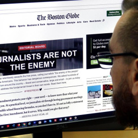 Un hombre visita el portal de la edición en línea del diario estadounidense 'The Boston Globe', en el que se lee "Los periodistas no son el enemigo". - EFE