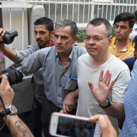 El pastor estadounidense Andrew Brunson, a su llegada a su domicilio, tras su salid de la prisión turca de Esmirna, el pasado julio. REUTERS