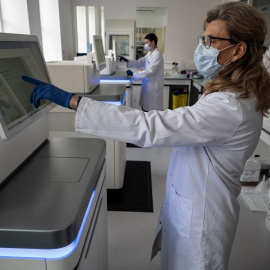 Imagen de archivo de un laboratorio donde se trabaja con muestras de ADN.