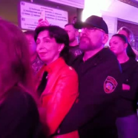 U2 visita Ucrania y ofrece un pequeño concierto en una estación de metro usada como refugio