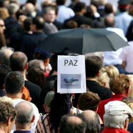Pancarta exhibida por un asistenta al acto en homenaje a las víctimas del 17-A en Plaza Catalunya | Reuters / Albert Salame