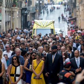 Decenas de personas han participado en la marcha que recuerda a las víctimas del atentado en Catalunya del 17A. | EFE / Quique García