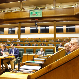 El lehendakari, Iñigo Urkullu (d), durante las votaciones del pleno que celebra este jueves el Parlamento Vasco. DAVID AGUILAR / EFE