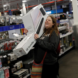 Una mujer, visiblemente cargada, durante el Black Friday en Nueva York. REUTERS/Shannon Stapleton