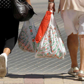 Dos mujeres llevan varias bolsas de plástico/EFE