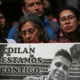 26/11/2019- Una mujer sostiene una pancarta durante una manifestación en honor a Dilan Cruz. La pancarta dice: "Dilan, Estamos contigo." REUTERS / Luisa Gonzalez