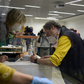 Un cartero de Correos llega al Colegio La Inmaculada-Marillac para depositar votos por correo, a 4 de mayo de 2021, en Madrid.