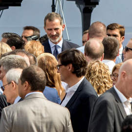 El rey Felipe VI tras el acto 'Barcelona Ciudad de Paz', celebrado en la Plaza de Catalunya, en conmemoración del primer aniversario de los atentados en Las Ramblas de Barcelona y en Cambrils. REUTERS/Albert Salame