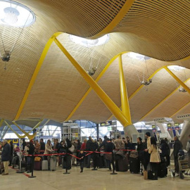 Colas formadas en los controles de seguridad del aeropuerto Madrid-Barajas debido a una antigua huelga de vigilantes | EFE