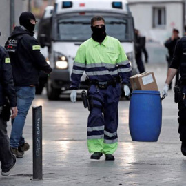 Macrorredada antidroga de los Mossos en Badalona. / ALEJANDRO GARCÍA (EFE)