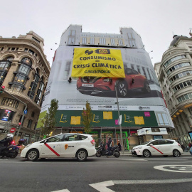 Imagen de la pancarta desplegada en un edificio de Gran Vía por Greenpeace./ Público
