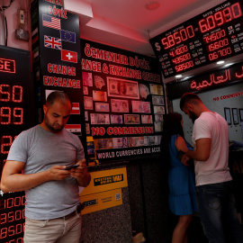 Varias personas en una oficina de cambio de moneda en Estambul. REUTERS/Murad Sezer