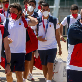 El máximo responsable del Comité Olímpico Español Alejandro Blanco (1i); el presidente de la Real Federación Española de Fútbol (RFEF), Luis Rubiales (2d), y el seleccionador español olímpico, Luis de la Fuente (1d), acompañados de la selección