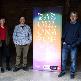Els co-comissaris del Barcelona Poesia 2022, Maria Callís i Josep Pedrals, i el Tinent d'alcaldia de Cultura, Jordi Martí, amb el cartell de l'edició.
