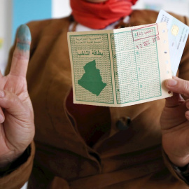 12/12/2019 - Una mujer muestra un signo de victoria después de votar durante las elecciones presidenciales, en Argel, Argelia. / EFE