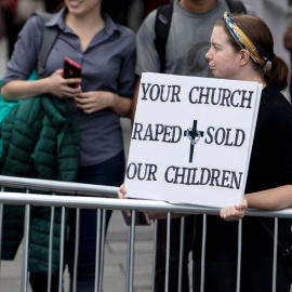 25/08/2018.- Una manifestante porta una pancarta en la que se puede leer: "Su iglesia violó y vendió a nuestros niños", con motivo de la visita del papa Francisco a Irlanda. EFE/EPA/Will Oliver