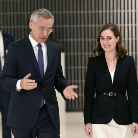 El Secretario General de la OTAN, Jens Stoltenberg (L), y la Primera Ministra finlandesa, Sanna Marin, visitan el Consejo del Atlántico Norte (NAC) en Helsinki.