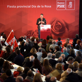El secretario general del PSOE, Pedro Sánchez, durante su intervención en el acto organizado con motivo de la celebración del Día de la Rosa del PSOE del Altoaragón, en Ayerbe (Huesca). EFE/Javier Blasco