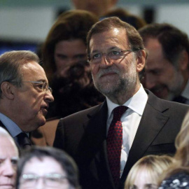 El presidente del Gobierno, Mariano Rajoy, junto al presidentes de ACS y del Real Madrid, Florentino Perez, en el palco del estadio Santiago Bernabéu. EFE/Chema Moya/Archivo