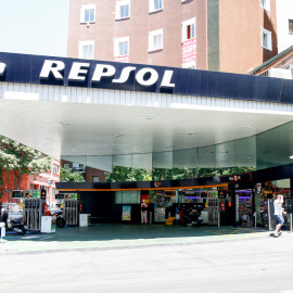 Pie de Foto: Gasolinera Repsol en Madrid. E.P./Ricardo Rubio