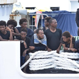 Migrantes a bordo del Diciotti continúan a la espera para desembarcar en el puerto de Catania. - EFE
