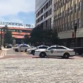 Varios coches de Policía en las inmediaciones del centro comercial donde se ha producido el tiroteo.