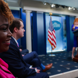 La secretaria de prensa entrante de la Casa Blanca, Karine Jean-Pierre (izq.), mira a Jen Psaki (der.) realiza su última sesión informativa como secretaria de prensa de la Casa Blanca en la Casa Blanca en Washington, DC, UU., a 13 de mayo de 2022.