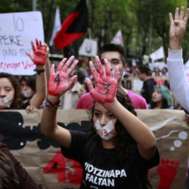 Manifestación en Ciudad de México por los estudiantes desaparecidos celebrada en 2014. EFE