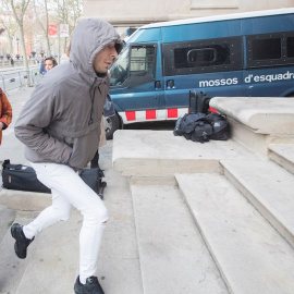 Imagen de uno de los sentenciados por la violación múltiple de una menor en Manresa a su entrada a la Audiencia de Barcelona./ Marta Pérez (EFE)