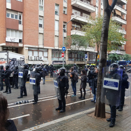 Mossos en la calle que ha tenido lugar el desahucio. @SindicatLloguer